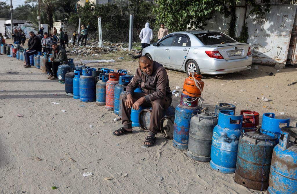 Palestinians get in line to get gas for cooking as 150 trucks carrying humanitarian aid arrive during the 4-day humanitarian pause in Rafah, Gaza on November 25, 2023 (Abed Rahim Khatib - Anadolu Agency).