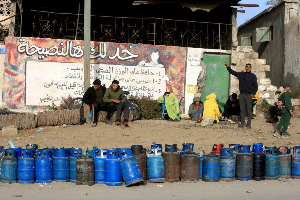 Palestinians get in line to get gas for cooking as 150 trucks carrying humanitarian aid arrive during the 4-day humanitarian pause in Rafah, Gaza on November 25, 2023 (Abed Rahim Khatib - Anadolu Agency).