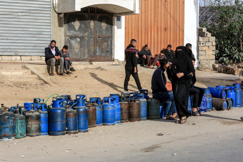 Palestinians get in line to get gas for cooking as 150 trucks carrying humanitarian aid arrive during the 4-day humanitarian pause in Rafah, Gaza on November 25, 2023 (Abed Rahim Khatib - Anadolu Agency).